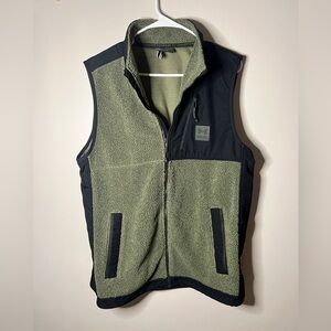 Under Armour Men's Full-Zip Mission Boucle VEST Size Large Black/Green